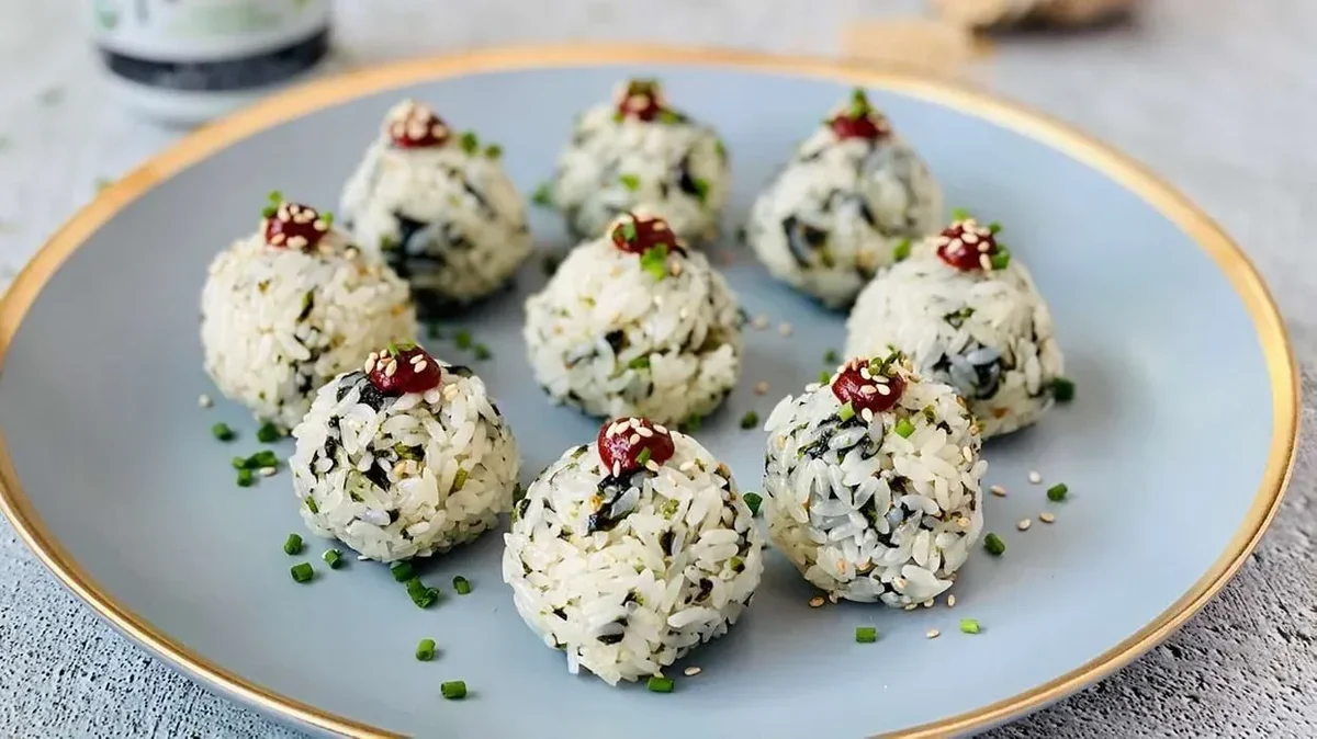 Jumeogbab korean rice balls.jpg